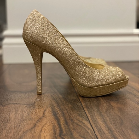 Gold sparkly heels 👠 - Picture 3 of 8